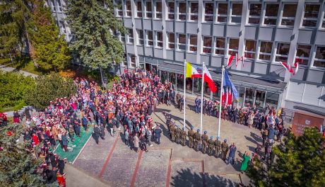 Nowe maszty flagowe przed Urzędem Marszałkowskim w Kielcach uroczyście oddane do użytku