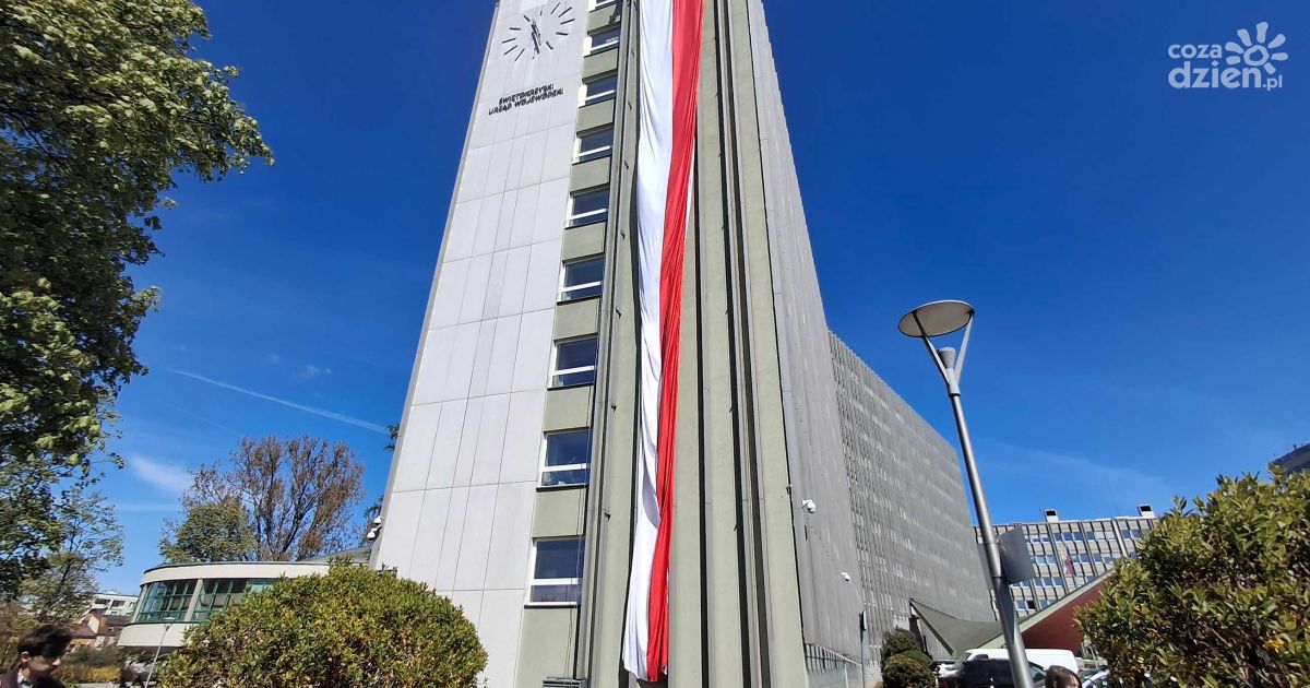 Ponad 30-metrowa biało-czerwona flaga zawisła na Urzędzie Wojewódzkim w Kielcach