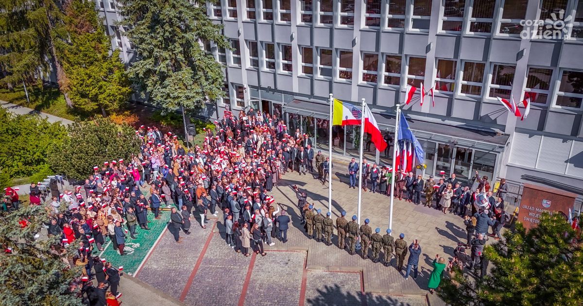 Nowe maszty flagowe przed Urzędem Marszałkowskim w Kielcach uroczyście oddane do użytku
