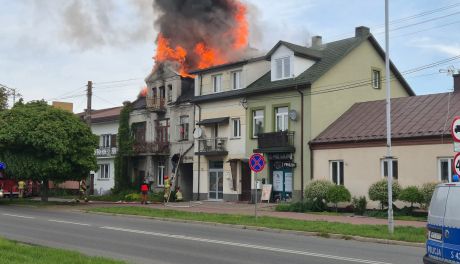 Paliła się kamienica w zabudowie szeregowej