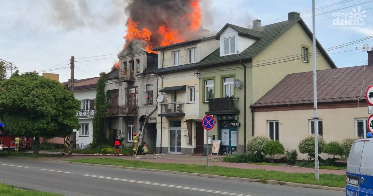 Paliła się kamienica w zabudowie szeregowej