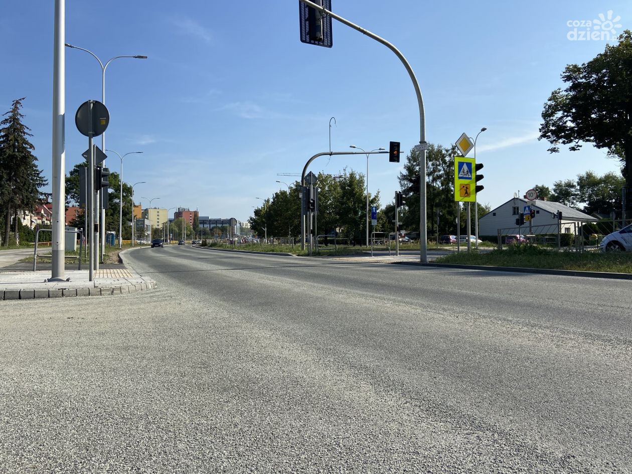Zachodnia jezdnia al. Solidarności dostępna dla kierowców