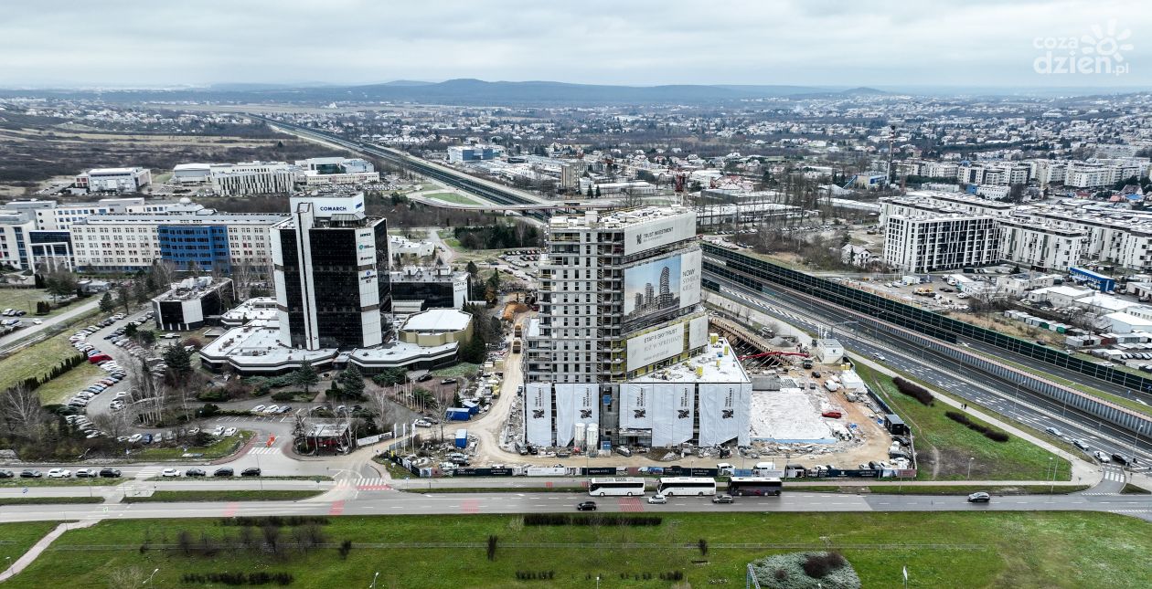 Okolica ulicy Uniwersyteckiej nabiera kolorów 