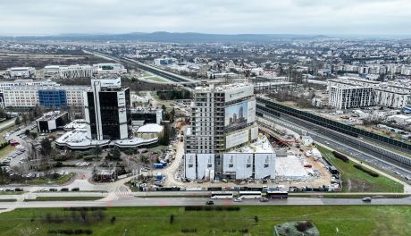 Okolica ulicy Uniwersyteckiej nabiera kolorów 