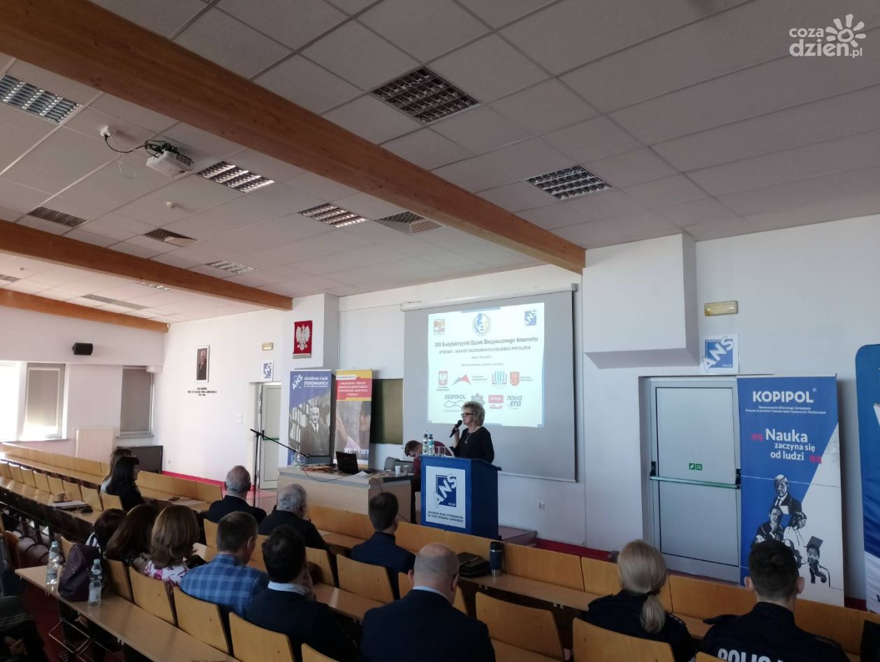 XIII Świętokrzyski Dzień Bezpiecznego Internetu – edukacja i profilaktyka w cyfrowym świecie