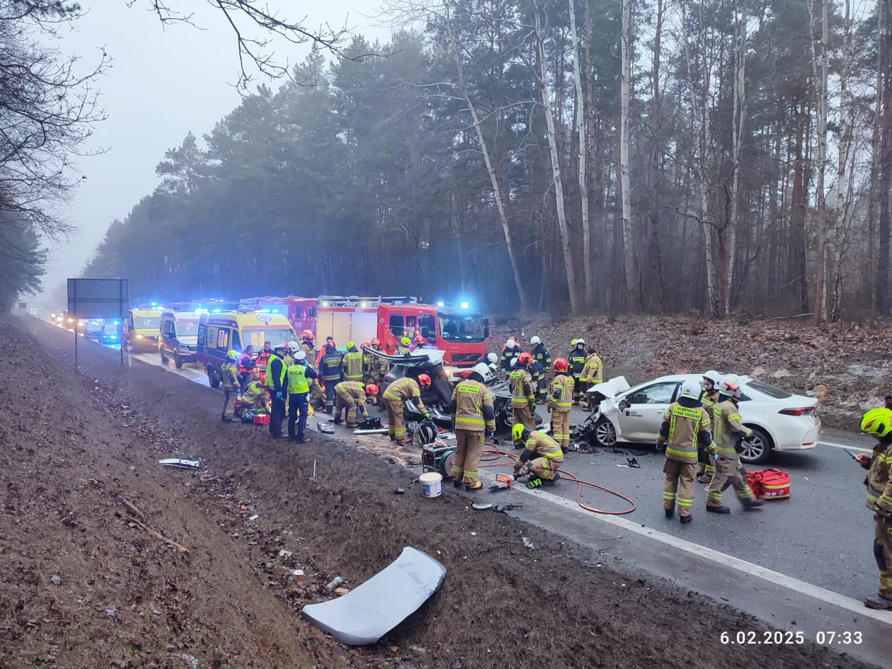 Wypadek w Koliszowach – sześć osób poszkodowanych, droga zablokowana