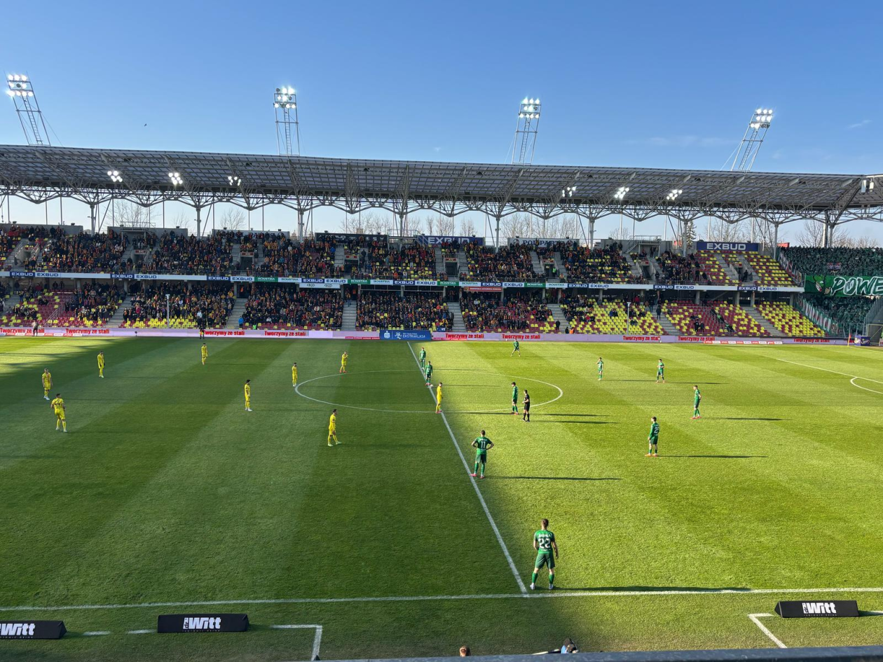 Korona wygrywa przed własną publicznością, Śląsk nadal pozostaję czerwoną latarnią ligi